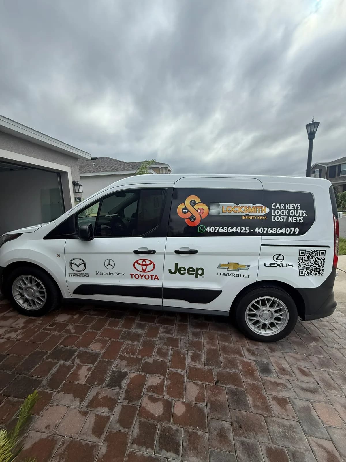 Locksmith van lettering, passenger side